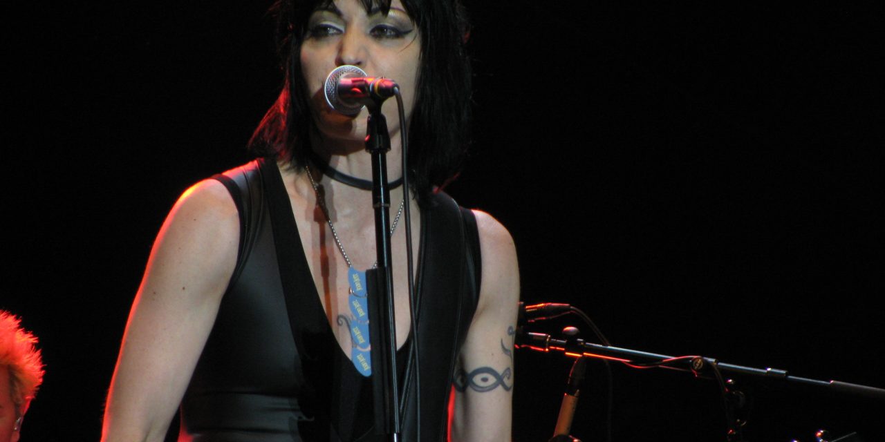 Cantora americana Joan Jett fará live beneficente nesta sexta-feira (24)