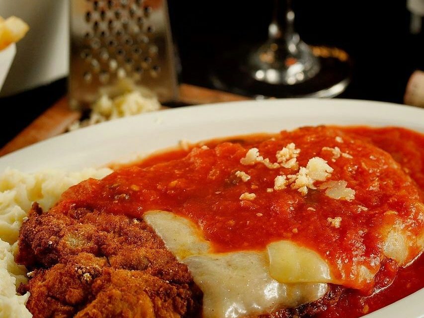 Loucura de Natal Aquela Parmê: parmegiana grátis para as 100 primeiras pessoas vestidas de Papai ou Mamãe Noel