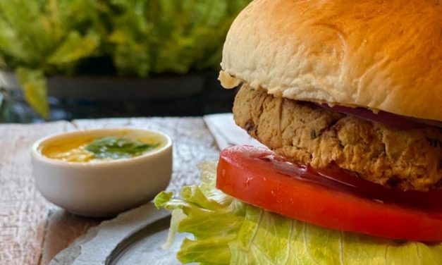 Aprenda a preparar o “Hambúrguer de Grão de Bico”, receita do novo menu da Pousada do Sandi