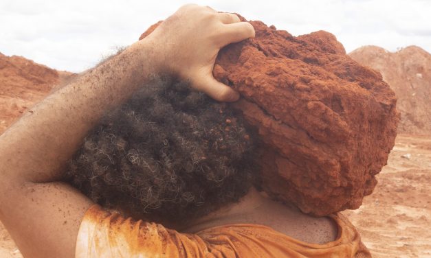 Artista Robson Castro celebra 20 anos de trajetória em seu primeiro projeto de performances solo, projetados em espaços públicos do DF