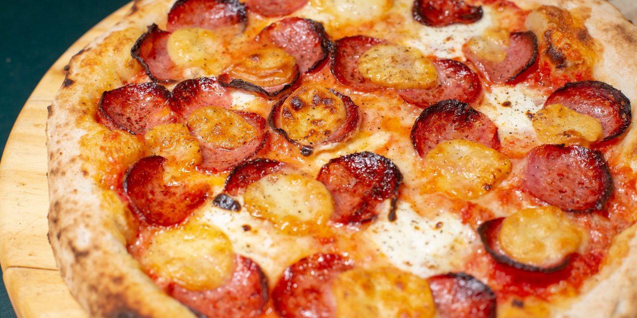 Pizza com salame e provolone é novidade do mês na Grano & Oliva