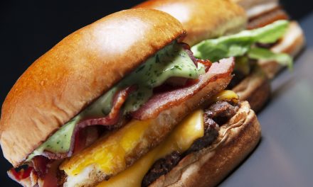 X Salad Bullguer, X Egg Bacon e Sheik Cheddar são os lanches da nova linha exclusiva Bullguer Classics