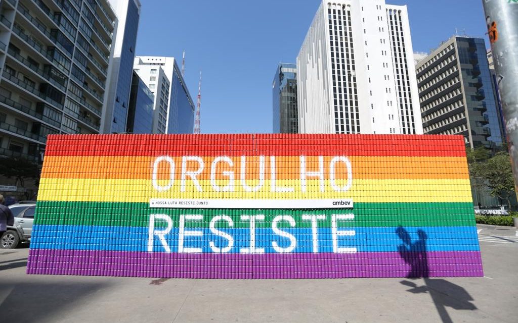 Ambev homenageia a história da luta LGBTQIA+ com o movimento #OrgulhoResiste e convoca pessoas a compartilharem suas histórias