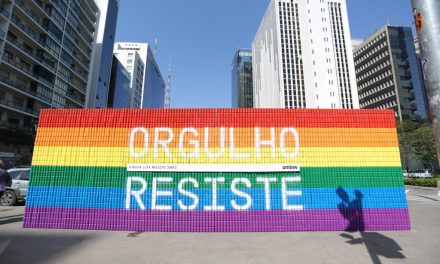 Ambev homenageia a história da luta LGBTQIA+ com o movimento #OrgulhoResiste e convoca pessoas a compartilharem suas histórias