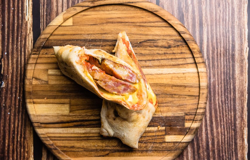 Pizza e sanduíche com a deliciosa linguiça caipira são as novidades do mês na Grano & Oliva e Inforno Burger