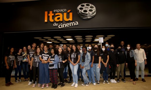 SESSÃO DE CINEMA ENRIQUECE APRENDIZADO PARA ALUNOS DE ESCOLAS PÚBLICAS