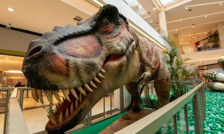 Dinossauro hiper-realista anima o mês das crianças no JK Shopping