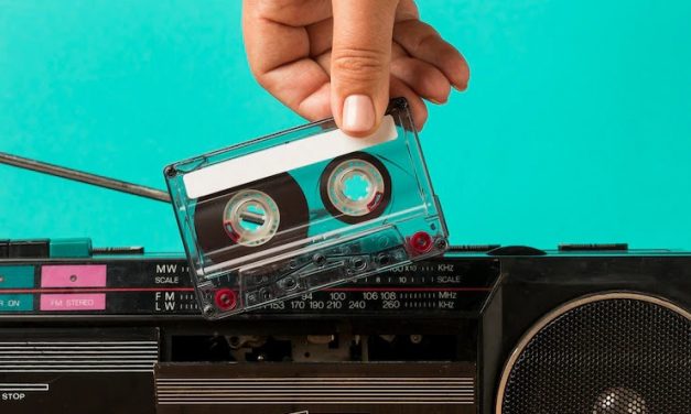 Mezanino da Torre de TV recebe festa temática dos anos 1990