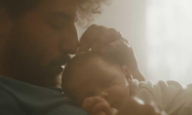 O Boticário retrata a criação do elo entre pais e filhos em campanha sobre instinto paterno