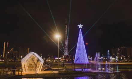 Brasília Brilha Torre de TV se ilumina para o Natal