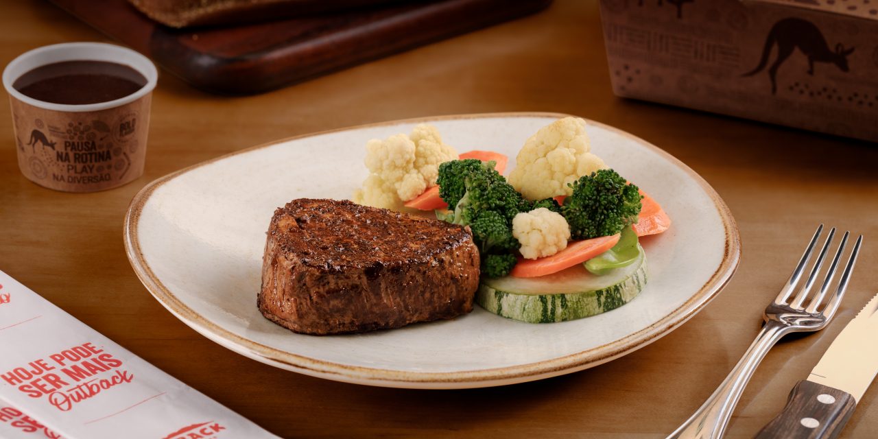 <strong>Outback </strong><strong>presenteia fãs com sua famosa faca para steaks</strong>