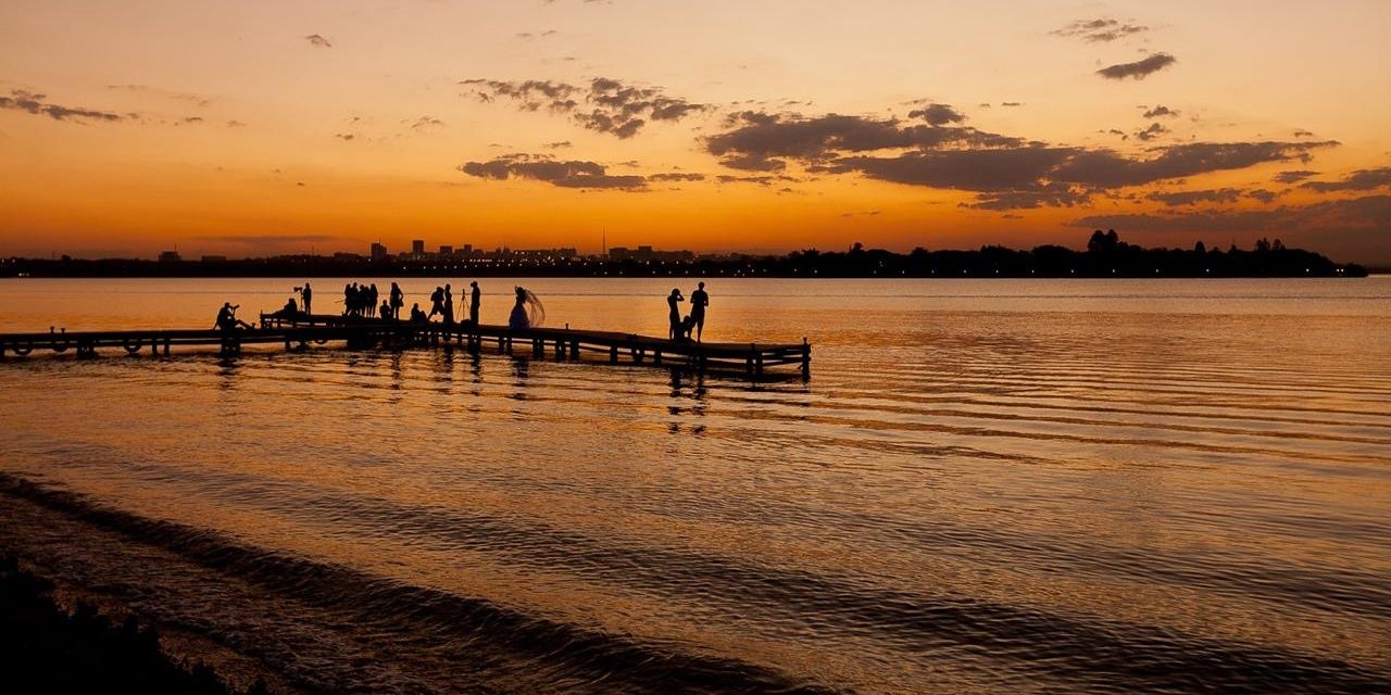 Exposição Brasília 65 voltas ao redor do Sol reúne mais de 60 obras com paisagens e monumentos