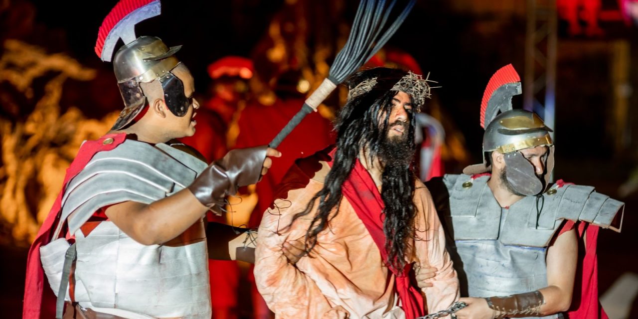 Paixão de Cristo encenação de rua do DF completa 48 Anos no Paranoá em 2025