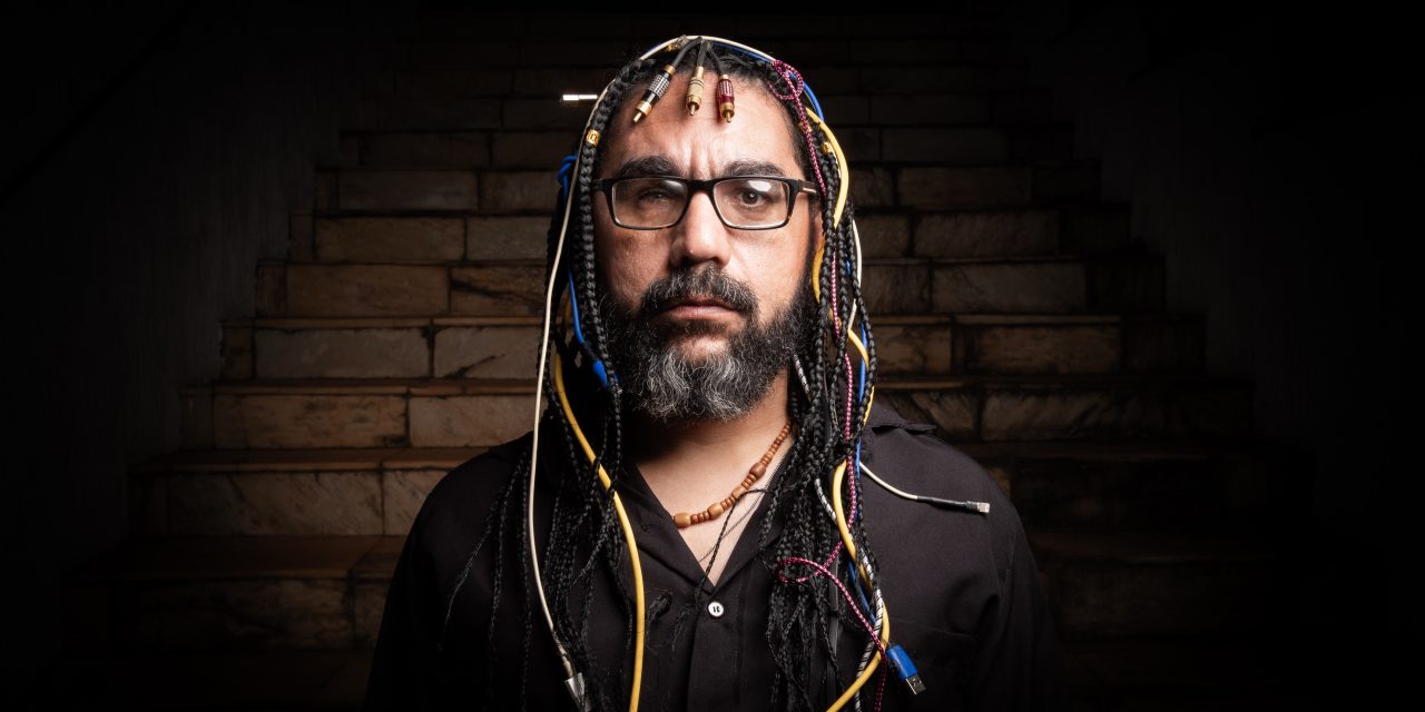 Alberto Salgado abre projeto Raízes Musicais no palco do Teatro dos Bancários, localizado na 314/315 sul