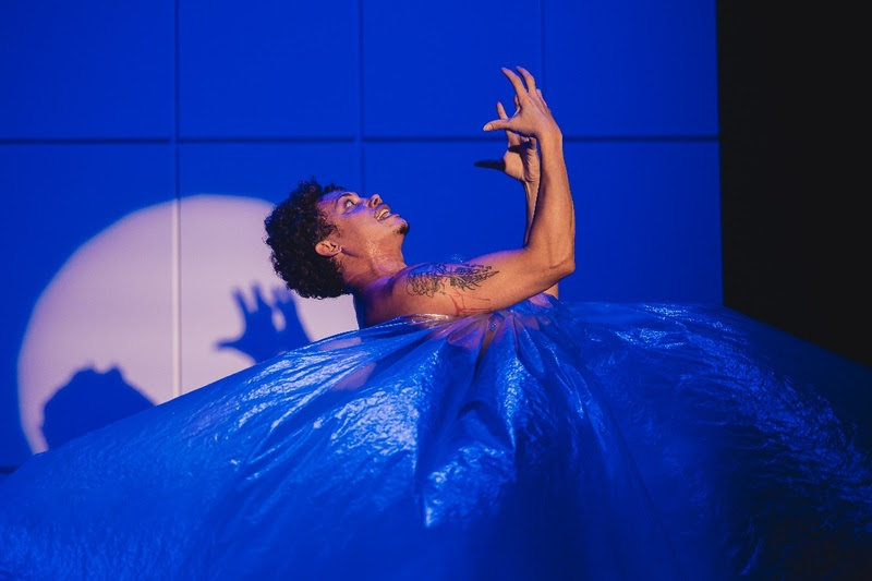 Silvero Pereira estreia Pequeno Monstro na Caixa Cultural Brasília