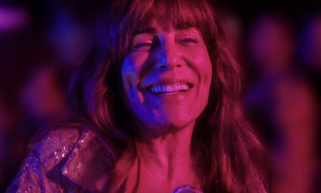 Sexa que marca a estreia de Gloria Pires na direção de um longa-metragem, acaba de ganhar cartaz oficial e confirmar a data de estreia