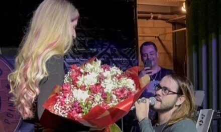 Pedido de casamento surpreende público durante show da banda Flashrock no Galpão 17
