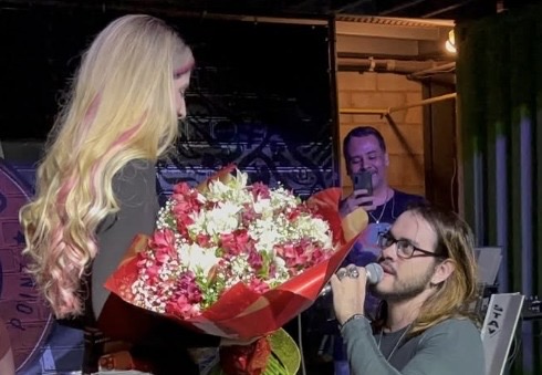 Pedido de casamento surpreende público durante show da banda Flashrock no Galpão 17