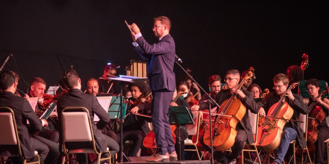 Orquestra Filarmônica de Brasília inaugura o Natal Rubi Iluminado com chegada do Papai Noel no Pátio Brasil Shopping