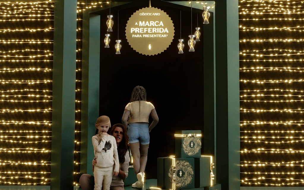 O Boticário cria experiência com pórtico de presentes gigantes no Pontão do Lago Sul, em Brasília