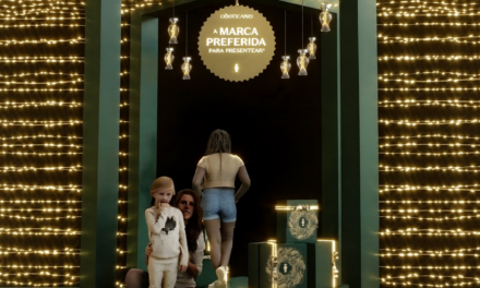 O Boticário cria experiência com pórtico de presentes gigantes no Pontão do Lago Sul, em Brasília