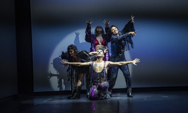 Sonho Elétrico, o mais recente espetáculo da companhia brasileira de teatro, estreia no CCBB Brasília em 16 de abril e segue em temporada até 3 de maio 