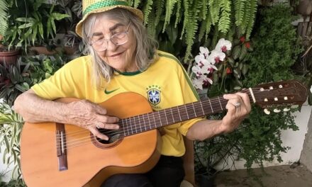 Em ritmo de copa, idosa moradora do DF aposta em marchinha otimista para trazer o hexa brasileiro