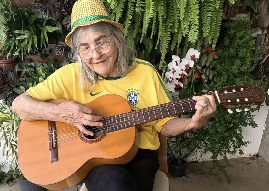 Em ritmo de copa, idosa moradora do DF aposta em marchinha otimista para trazer o hexa brasileiro