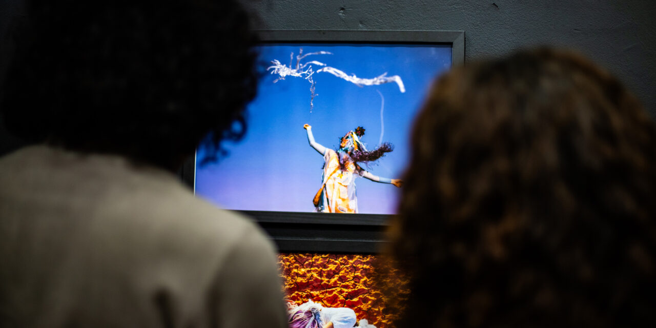 Exposição Festa de Olhar celebra a fotografia de Tatiana Reis na Galeria Risofloras 