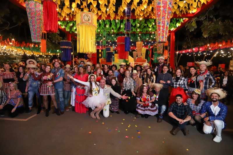 Arraiá Casapark celebra tradição junina com forró, quadrilha e cenografia assinada por Valéria Leão