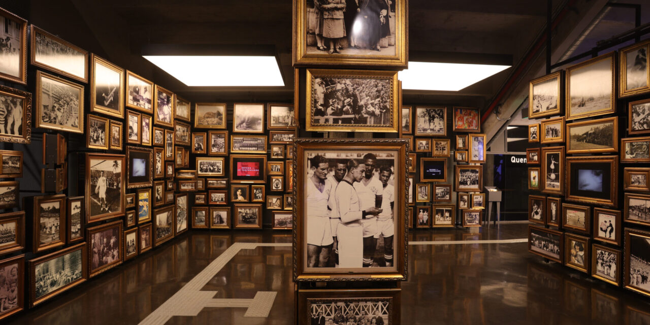 Combo de ingressos garante desconto para quem visitar o Museu da Língua Portuguesa e o Museu do Futebol, em São Paulo