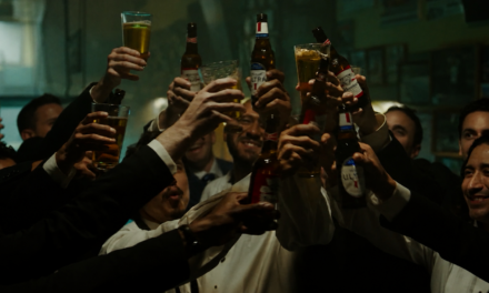 Ambev e AB InBev lançam campanha “Cheers to Beer” para celebrar o papel da cerveja na conexão entre pessoas