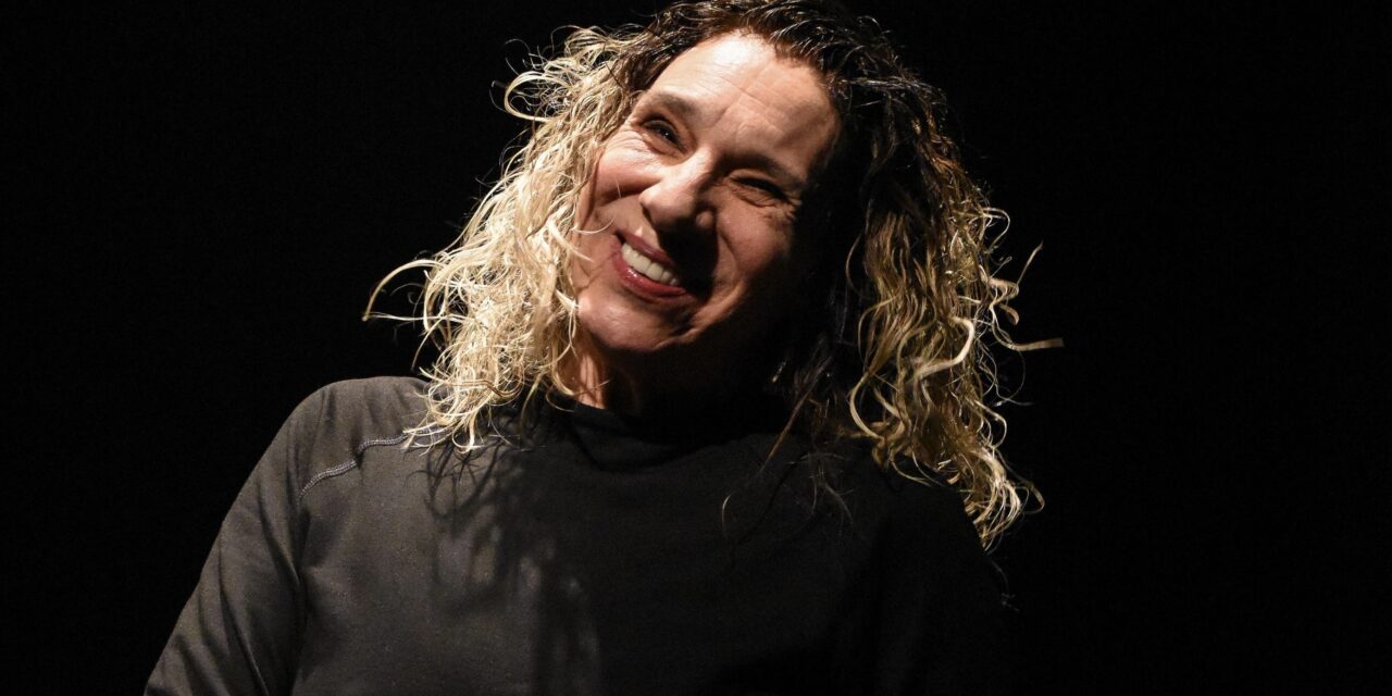 Denise Stoklos apresenta Dalton Trevisan, que tinha um cachorro” no Teatro Nacional