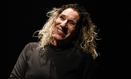 Denise Stoklos apresenta Dalton Trevisan, que tinha um cachorro” no Teatro Nacional
